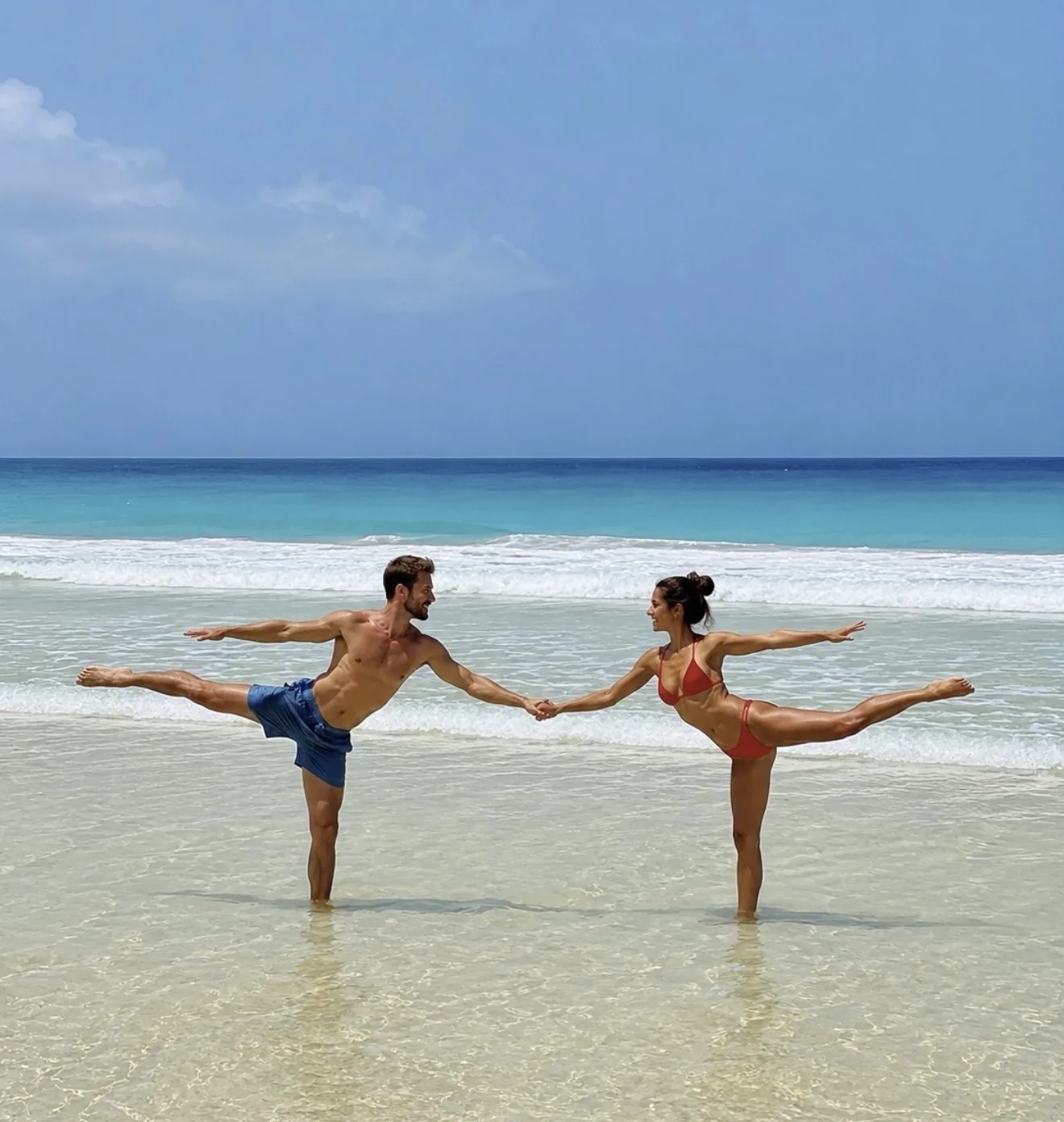 Casal a praticar equilíbrio na praia da Boa Vista